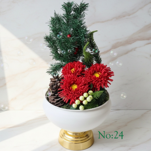 Seluna No:24 – Gümüş Kadeh Vazoda Turuncu ve Beyaz Egzotik Aranjman