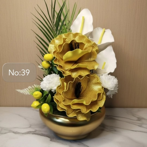 Seluna Design No:39 – Altın Metal Kasede El Yapımı Işıltılı Sarı ve Beyaz Gala Aranjmanı