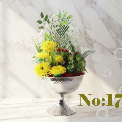 Seluna No:17 – Gümüş Dövme Kadeh Vazoda Sarı Krizantem ve Beyaz Salkım Aranjmanı