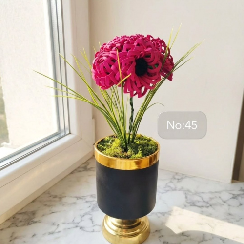 Seluna Design No:45 – Altın Tabanlı Siyah Metal Saksıda El Yapımı Kırmızı Gül ve Gala Aranjmanı