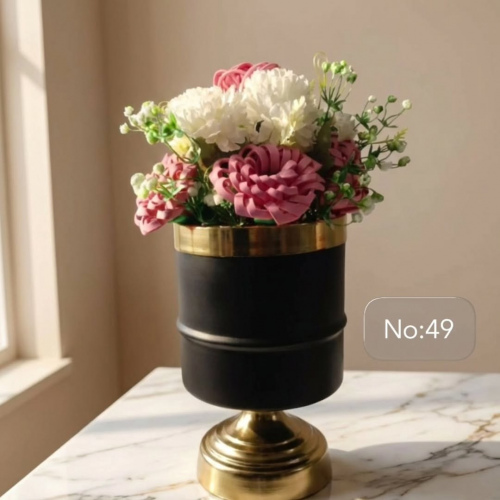 No:49 El Yapımı Pembe & Beyaz Çiçekli Gold Detaylı Siyah Metal Saksı Arajmanı