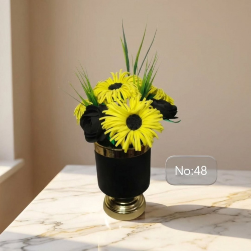 No:48 Modern Gold Detaylı Siyah Metal Saksıda Sarı & Siyah Çiçek Tasarımı