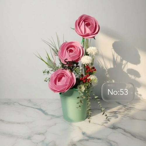 Seluna Design No:53 – Mint Yeşili Metal Kovada El Yapımı Pembe Gül Aranjmanı