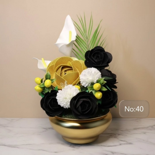 Seluna Design No:40 – Altın Metal Kasede El Yapımı Siyah Gül ve Işıltılı Sarı Aranjman