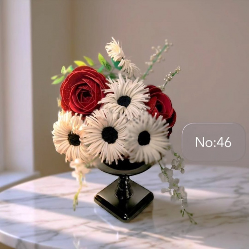 Seluna Design No:46 El Yapımı Kırmızı ve Beyaz Çiçek Aranjmanı – Modern Vazoda Şık Tasarım