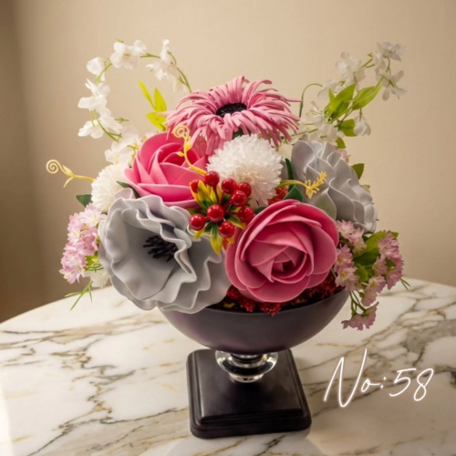 Seluna Design No: 58 - Modern Ayaklı Vazoda Pembe & Gri El Emeği Çiçek Arajmanı