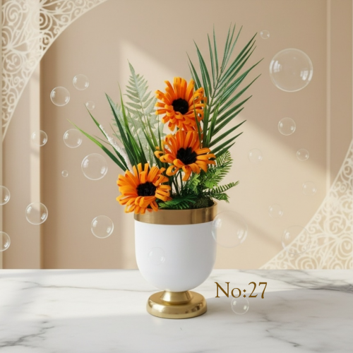 Seluna No:27 – Altın Detaylı Beyaz Vazoda Turuncu Gerbera Aranjmanı