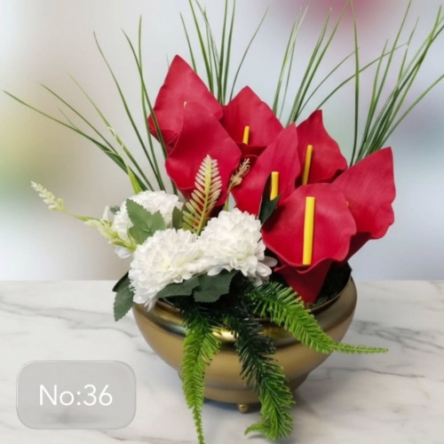 Seluna Design No:36 – Altın Metal Kasede El Yapımı Kırmızı Antoryum ve Beyaz Şakayık Aranjmanı