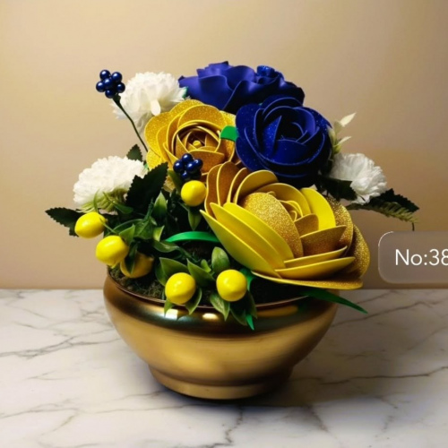 Seluna Design No:38 – Altın Metal Kasede El Yapımı Sarı Lacivert Gül Aranjmanı