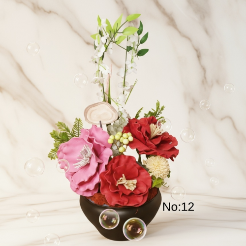 Seluna No:12 – Siyah Vazoda Kırmızı ve Pembe Güllü Sanatsal Yapay Aranjman