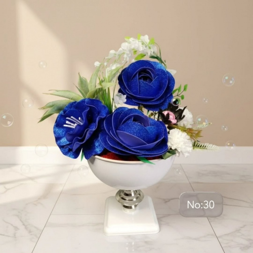 Seluna No:30 – Gümüş Kaideli Beyaz Kasede Simli Gece Mavisi Gül Aranjmanı