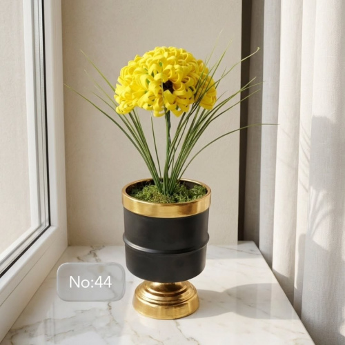 Seluna Design No:44 – Siyah Metal Saksıda El Yapımı Sarı Gerbera ve Beyaz Gala Aranjmanı