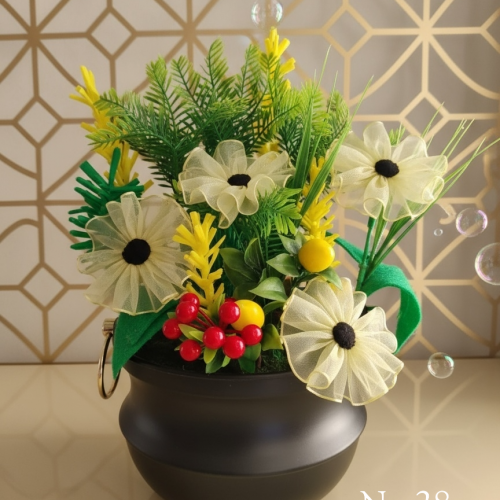 Seluna No:28 – Gümüş Kaideli Siyah Kadehte Sarı Salkım ve Egzotik Aranjman