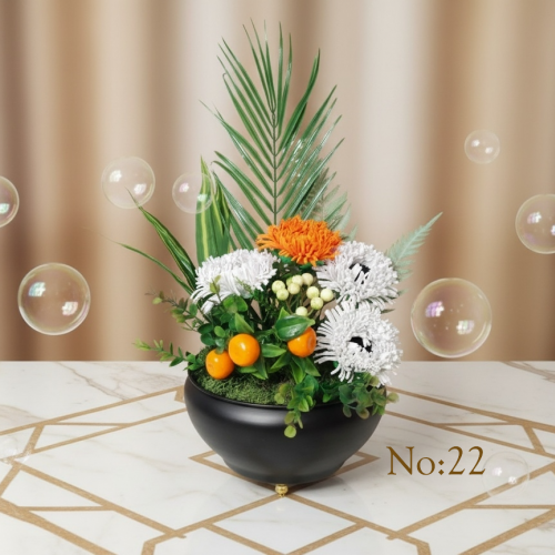 Seluna No:22 – Siyah Ayaklı Kasede Turuncu ve Beyaz Modern Yapay Aranjman