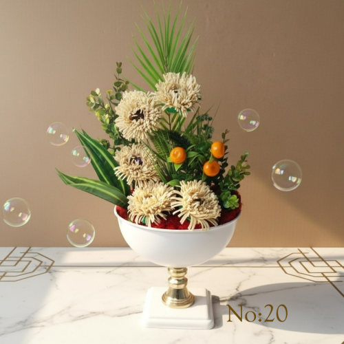 Seluna No:20 – Altın Kaideli Beyaz Kadehte Krem Çiçekli Lüx Aranjman