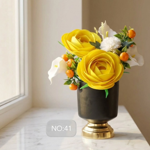 Seluna Design No:41 – Altın Tabanlı Siyah Metal Saksıda El Yapımı Sarı Gül Aranjmanı