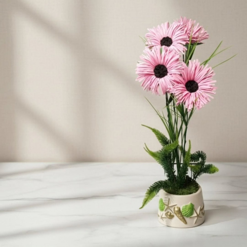 Seluna Design – Deniz Kabuğu Kabartmalı Taş Tozu Saksıda El Yapımı Pembe Gerberalar