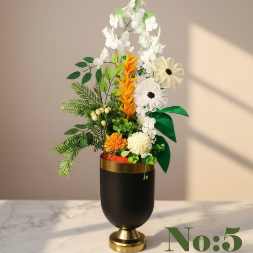 Seluna No:5 – Altın Detaylı Siyah Kadeh Vazoda Dikey Yapay Aranjman