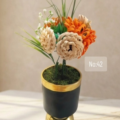 Seluna Design No:42 – Altın Ayaklı Siyah Metal Saksıda El Yapımı Toprak ve Turuncu Tonlu Aranjman