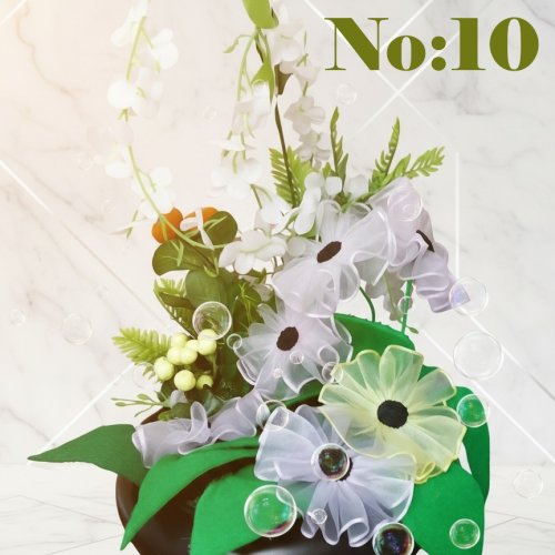 Seluna No:10 – Siyah Geniş Vazoda Beyaz Salkımlı ve Tül Detaylı Lüks Aranjman