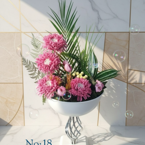 Seluna No:18 – Burgulu Gümüş Kaideli Beyaz Kadehte Pembe Modern Aranjman